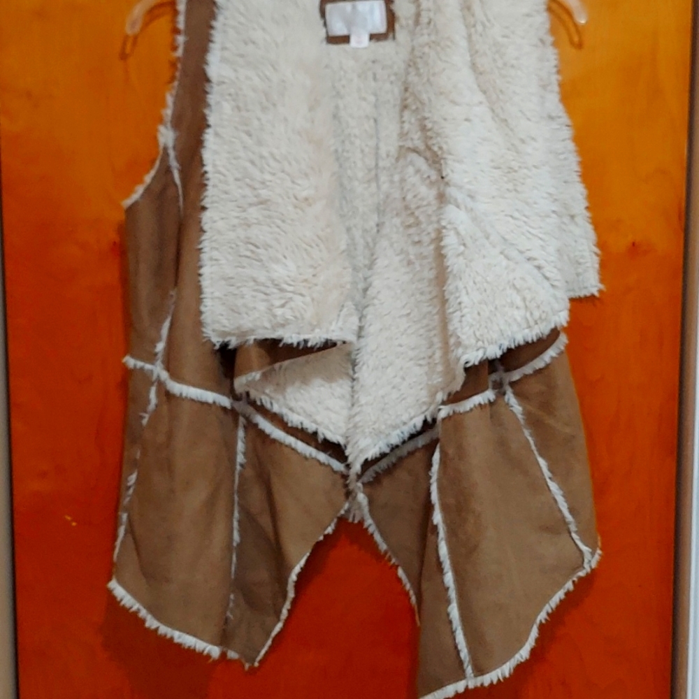Suede vest with faux fur
